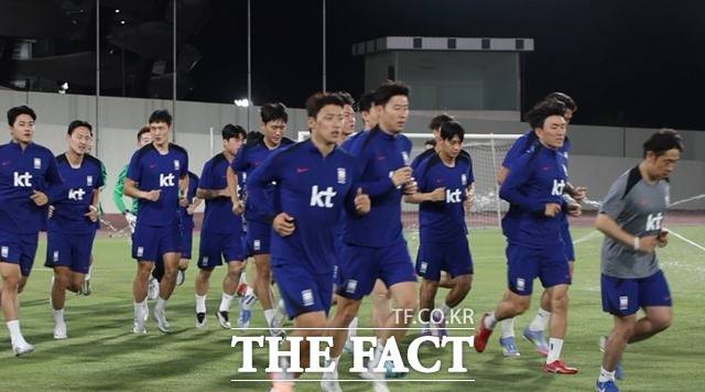 지난해 6월 이라크 바스라에서 첫 훈련을 하고 있는 홍명보호 선수들./바스라=KFA