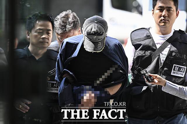 배우 김규리 씨가 살고 있는 서울 종로구 북촌한옥마을 자택에 침입해 강도 행각을 벌인 40대 남성 임모 씨가 22일 오후 서울 서초구 서울중앙지법에 출석하고 있다. /사진공동취재단