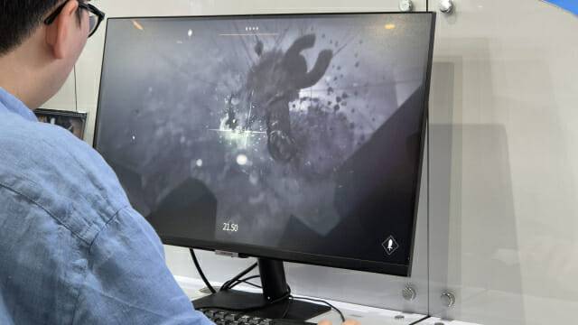 한 관람객이 그라비티 부스에서 신작 '라이트 오디세이'를 시연하고 있다. 사진=지디넷코리아