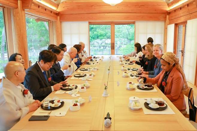 대한불교조계종과 글로벌 AI 허브 유치위원회는 21일 서울 진관사 전승교육관에서 'UN 기구 대표단 초청 선명상 및 사찰음식 체험' 행사를 공동 개최했다고 22일 밝혔다. 조계종