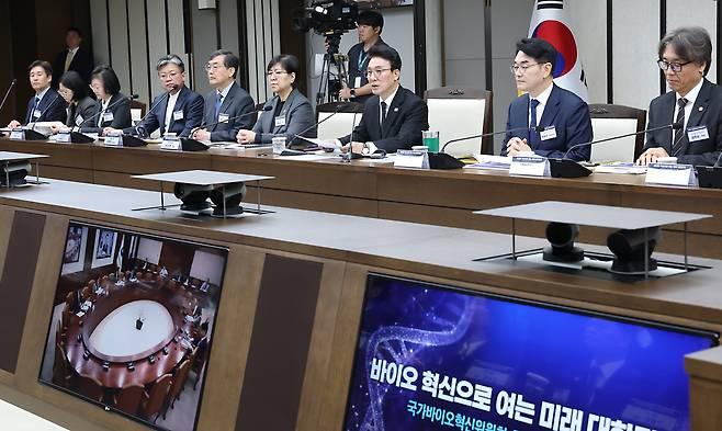 김민석 국무총리(국가바이오혁신위원회 위원장)가 4월 16일 세종시 정부세종청사에서 열린 국가바이오혁신위원회 1차 회의에서 위원회의 비전 및 운영 방향 등을 발언하고 있다./뉴스1