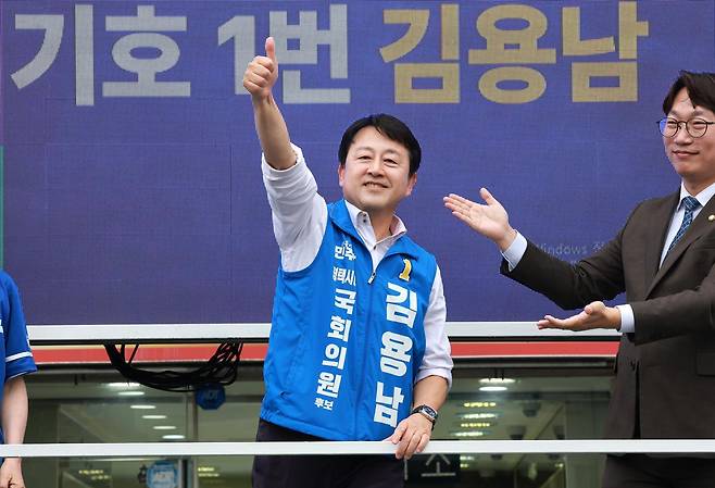 김용남 더불어민주당 경기평택을 국회의원 재선거 후보가 21일 경기도 평택시 안중시장 앞에서 열린 공식선거운동 출정식에서 엄지를 들어올리고 있다. 2026.5.21/뉴스1