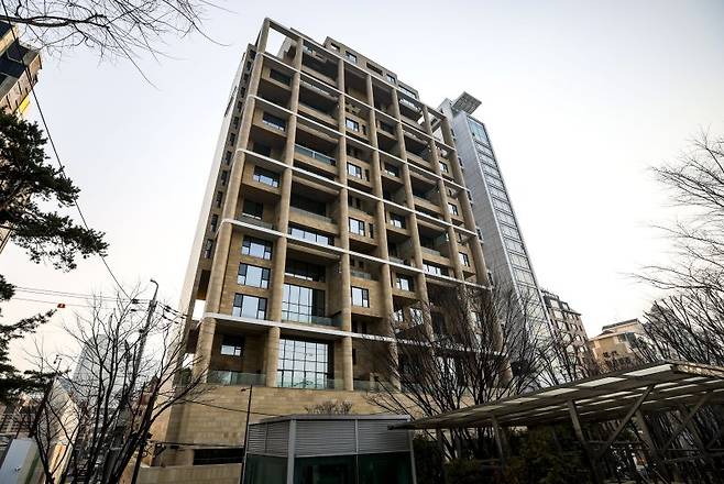 올해 전국에서 가장 비싼 공동주택은 서울 강남구 청담동에 위치한 '에테르노청담'으로 나타났다. 공시가격이 325억원을 넘어서며 압도적인 1위를 기록했다. 사진은 서울 강남구 에테르노 청담. /사진=뉴시스