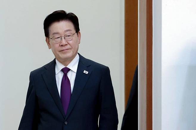 이재명 대통령이 21일 청와대에서 열린 수석보좌관회의에 입장하고 있다. 연합뉴스