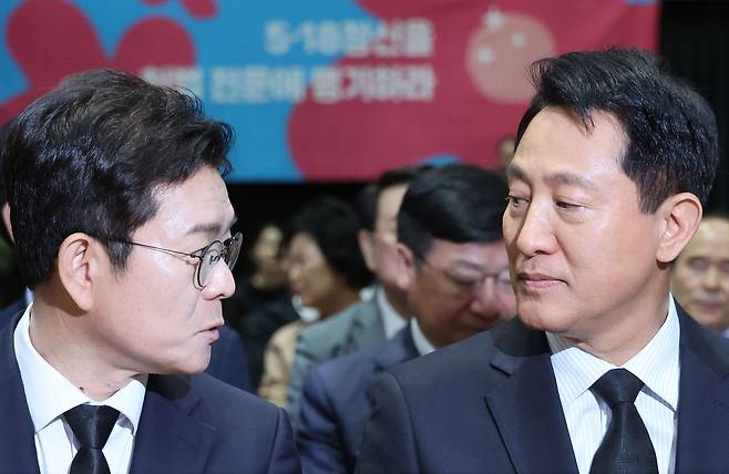 정원오(왼쪽) 더불어민주당 서울시장 후보와 오세훈 국민의힘 서울시장 후보가 18일 서울 중구 서울시청에서 열린 5.18민주화운동 제46주년 서울기념식에서 대화를 나누고 있다. 뉴시스