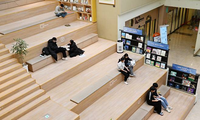 춘천시립도서관을 찾은 학생들이 독서를 하고 있다.