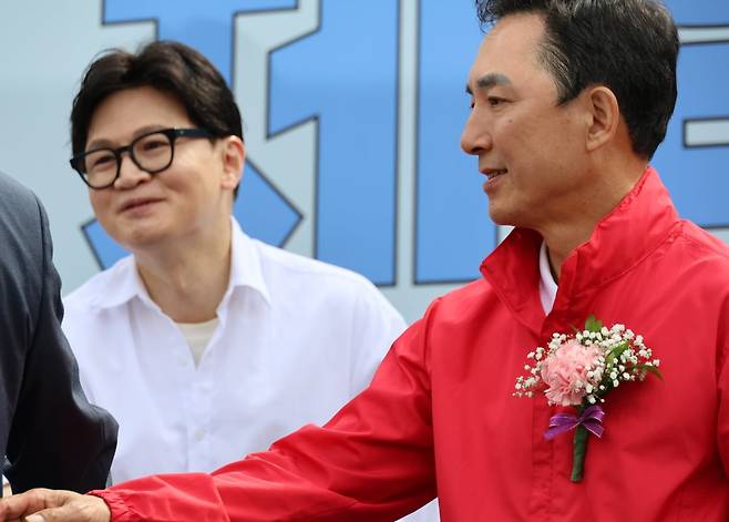 부산 북갑 국회의원 보궐선거에서 국민의힘 공천을 바라는 박민식 전 국가보훈부 장관과 무속소 출마를 공식화 한 한동훈 전 국민의힘 대표가 26일 부산 구포초에서 열린 동문회 운동회에 참석해 있다. 2026.4.26/사진=연합뉴스