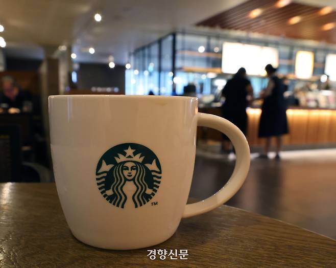 신세계그룹 계열사 스타벅스코리아가 5.18민주화운동 기념일에 펼친 ‘탱크데이’ 이벤트 관련 논란이 커지고 있는 가운데 19일 고객들이 서울 시내 한 스타벅스 매장을 이용하고 있다. 강윤중 기자