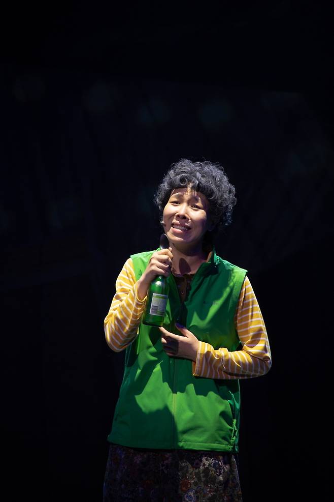 뮤지컬 ‘오지게 재밌는 가시나들’ 출연 배우들이 19일 서울 중구 국립극장 하늘극장에서 주요 장면을 시연하고 있다. 쇼온컴퍼니