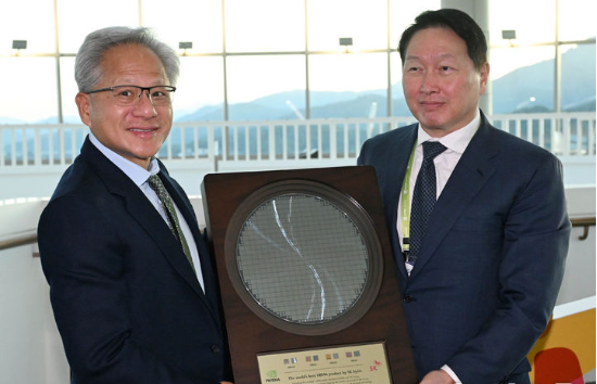 젠슨 황 엔비디아 CEO가 31일 경북 경주시 경주예술의전당에서 열린 아시아태평양경제협력체(APEC) CEO 서밋에 참석해 최태원 SK그룹 회장 겸 대한상의 회장으로 부터 SK하이닉스의 HBM4 반도체 웨이퍼를 선물로 받고 있다. (뉴시스)