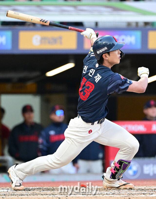 2026년 5월 1일 오후 인천 SSG랜더스필드에서 열린 '2026 신한 SOL KBO리그' 롯데 자이언츠와 SSG 랜더스의 경기. 롯데 전민재가 6회초 2사 만루서 2타점 적시타를 치고 있다./마이데일리