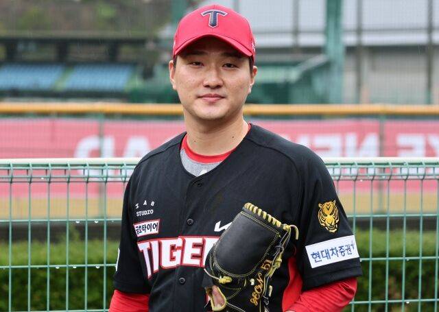 전상현이 아마미오시마 시민야구장에서 포즈를 취하고 있다./KIA 타이거즈 제공