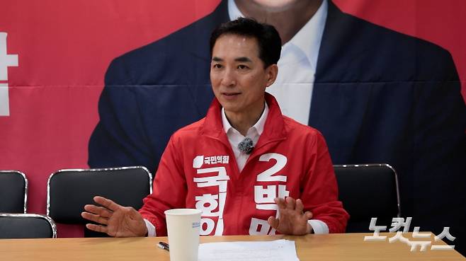 CBS 정치부 강민정 기자와 인터뷰 중인 국민의힘 박민식 부산 북구갑 후보. 부산CBS