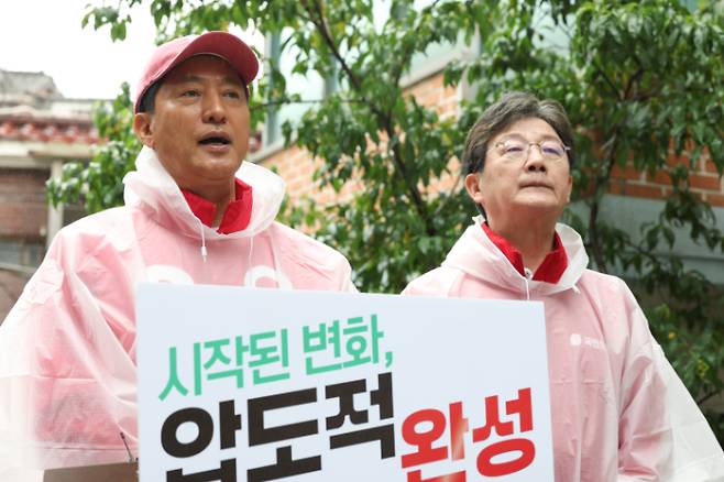 국민의힘 오세훈 서울시장 후보가 공식 선거운동 첫날인 21일 서울 강북구 일대에서 유승민 전 의원과 함께 출정 대시민 메시지를 발표하고 있다. 연합뉴스
