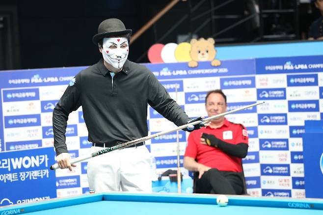 올 시즌 PBA 개막 투어에서 산체스와 경기를 펼치는 해커. PBA