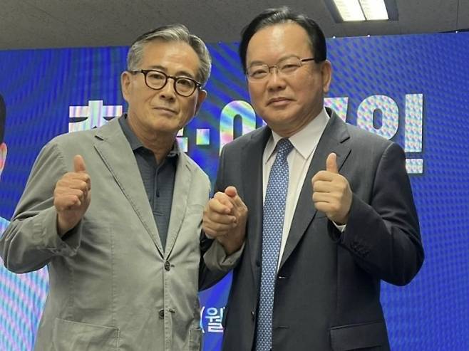 김부겸 더불어민주당 대구시장 후보가 18일 삼성라이온즈 구자욱의 부친인 구경회 전 대한축구협회 초등축구연맹 부회장과 찍은 사진을 자신의 소셜미디어(SNS)에 공개했다. 구 전 부회장은 이날 이회택 대한축구협회 고문 등 대구지역 원로 축구인들과 함께 김 후보 지지를 선언했다. 김부겸 대구시장 후보 인스타그램