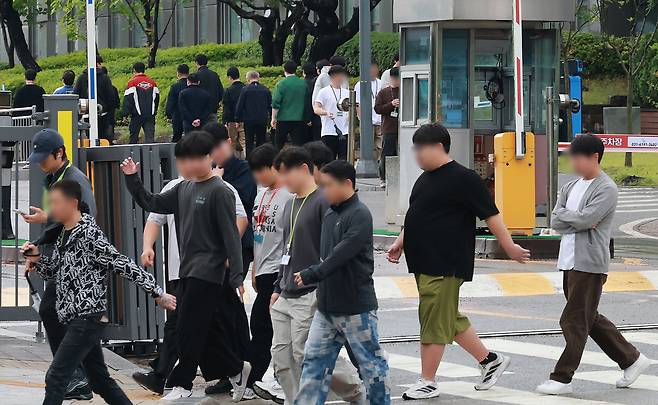 삼성전자 2026년 임금협약 잠정합의안 찬반투표를 하루 앞둔 21일 경기도 평택시 삼성전자 평택캠퍼스 앞에 직원들이 분주하게 움직이고 있다. 뉴스1