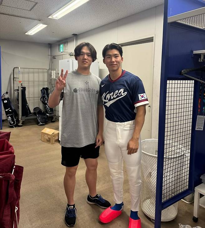 ▲ 월드베이스볼클래식(WBC)에서 한국 대표팀으로 평가전을 치른 뒤 김혜성(LA 다저스)와 기념 사진을 찍은 코바야시 타츠토 ⓒ코바야시 타츠토 SNS