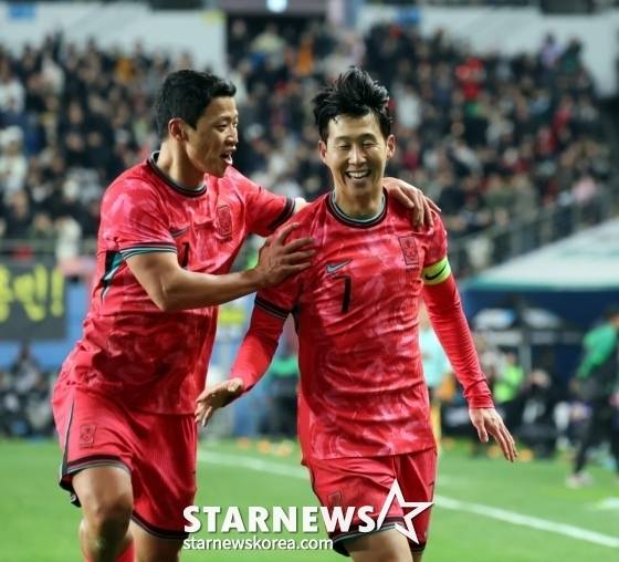 황희찬(왼쪽)이 대전월드컵경기장에서 열린 볼리비아(76위)와 친선경기에서 선제골을 넣은 손흥민을 축하하고 있다. /사진=강영조 선임기자