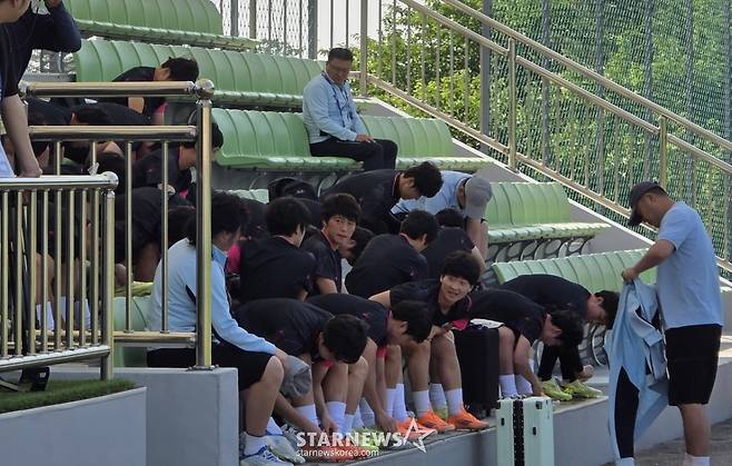 2025-2026 아시아축구연맹(AFC) 여자챔피언스리그(AWCL) 결승전 북한 내고향여자축구단과 도쿄 베르디 벨레자의 경기를 하루 앞둔 22일 경기 수원시 팔달구 수원월드컵경기장 보조경기장에서 열린 공개 훈련에서 훈련 준비 중인 북한 내고향여자축구단 선수들. /사진=김명석 기자