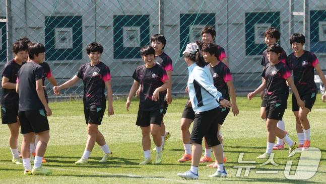 2025-2026 아시아축구연맹(AFC) 여자챔피언스리그(AWCL) 결승전 북한 내고향여자축구단과 도쿄 베르디 벨레자의 경기를 하루 앞둔 22일 경기 수원시 팔달구 수원월드컵경기장 보조경기장에서 열린 공개 훈련에서 북한 내고향여자축구단 선수들이 훈련을 하고 있다. /사진=뉴스1