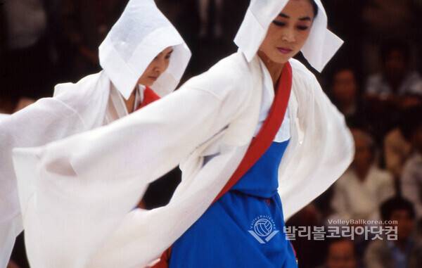 이애주 교수가 기획한 승무 공연 모습...사진은 1986년 한국 민속촌에서 전통춤 승무 공연 모습.(사진촬영=김경수/ 한국의 춤 소장자료)