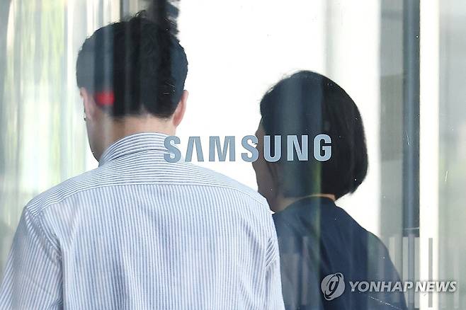 삼성전자 노조 오늘부터 임협 잠정합의안 투표 (서울=연합뉴스) 진연수 기자 = 삼성전자 노사가 도출한 임금협상 잠정 합의안의 찬반투표가 22일 시작된다. 이번 잠정 합의안이 노조 투표에서 통과되면 최종적으로 법적 효력을 갖게 된다. 삼성전자 노조는 이날 오후 2시부터 27일 오전 10시까지 약 엿새간 잠정 합의안에 대한 찬반투표를 실시한다. 투표 대상은 전날(21일) 오후 2시 명부 기준으로 노조에 속한 조합원이다. 사진은 이날 서울 삼성전자 서초사옥 모습. 2026.5.22 jin90@yna.co.kr