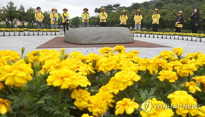 노무현 전 대통령 묘역 참배 (김해=연합뉴스) 김동민 기자 = 고 노무현 전 대통령 서거 17주기 추도식을 하루 앞둔 22일 오후 '걸어서 봉하의 품속으로 7기' 회원들이 경남 김해시 진영읍 봉하마을 노 전 대통령 묘역을 참배하고 있다. 2026.5.22 image@yna.co.kr