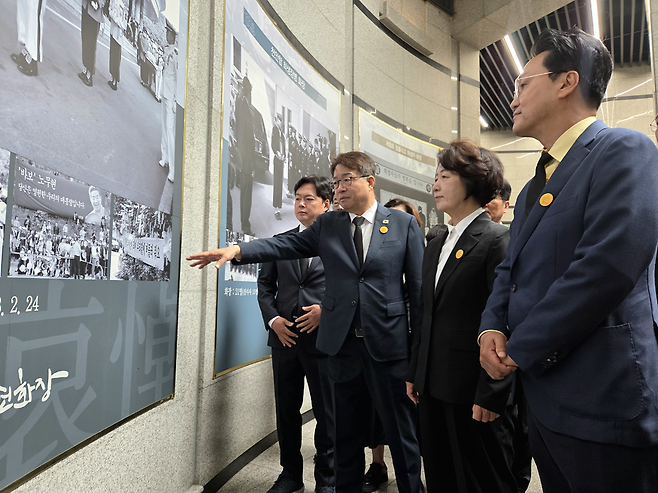 ▲ 추미애 더불어민주당 경기도지사 후보가 23일 오전 수원시 연화장 승화원 내 노무현 전 대통령 추모 공간을 둘러보고 있다./박다예 기자 pdyes@incheonilbo.com