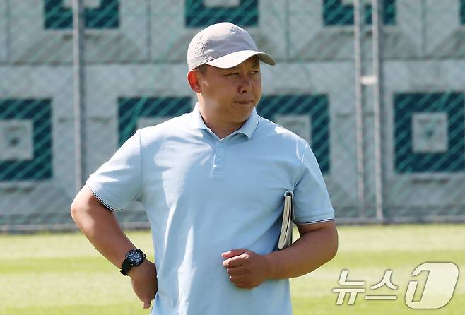 리유일 북한 내고향여자축구단 감독이 22일 경기 수원시 팔달구 수원월드컵경기장 보조경기장에서 2025-2026 아시아축구연맹(AFC) 여자챔피언스리그(AWCL) 결승전을 앞두고 훈련 준비를 하고 있다. 2026.5.22 ⓒ 뉴스1 김영운 기자