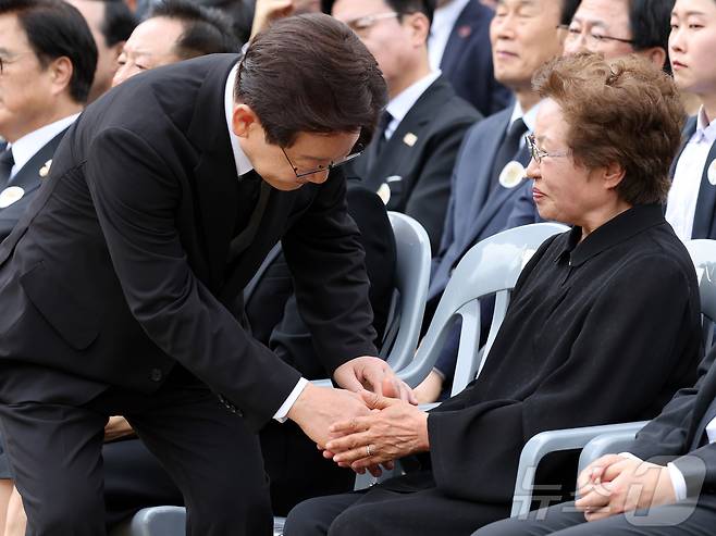 이재명 대통령이 23일 경남 김해시 봉하마을에서 열린 故 노무현 전 대통령 서거 17주기 추도식에서 권양숙 여사와 악수를 나누고 있다. 2026.5.23 ⓒ 뉴스1 황기선 기자
