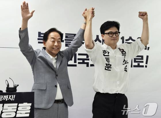 고(故) 김영삼(YS) 전 대통령의 차남인 김현철 김영삼대통령기념재단 이사장이 23일 한동훈 무소속 부산 북구갑 국회의원 보궐선거 후보 지지 선언을 하고 있다. 2026.5.23 ⓒ 뉴스1 손승환 기자