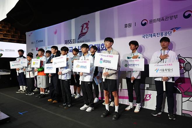 전국소년체육대회 e스포츠 종목에 출전한 선수들이 23일 부산 진구 부산e스포츠경기장에서 열린 개회식에 참여하고 있다. 사진 | 한국e스포츠협회