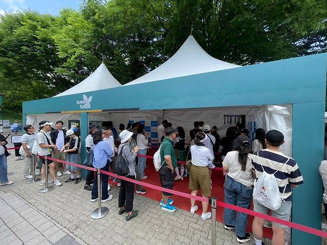 23일 코오롱 제68회 한국오픈골프선수권대회 갤러리 이벤트 중 하나인 ‘허밍스쿨’ 참여를 위해 대기 중인 갤러리들. 사진 | 조직위원회