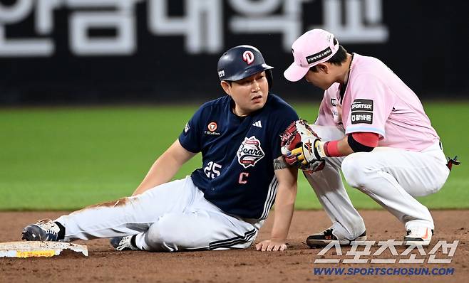 2루 베이스에 발을 꼭 붙인 양의지와 심우준의 아이컨택, 어떤 상황이었을까. 대전=허상욱 기자