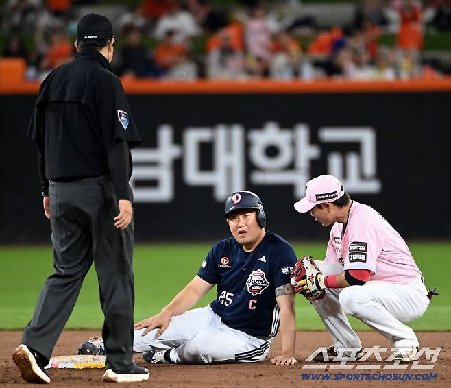 자신에게 다가온 2루심에게 미소를 건네는 양의지