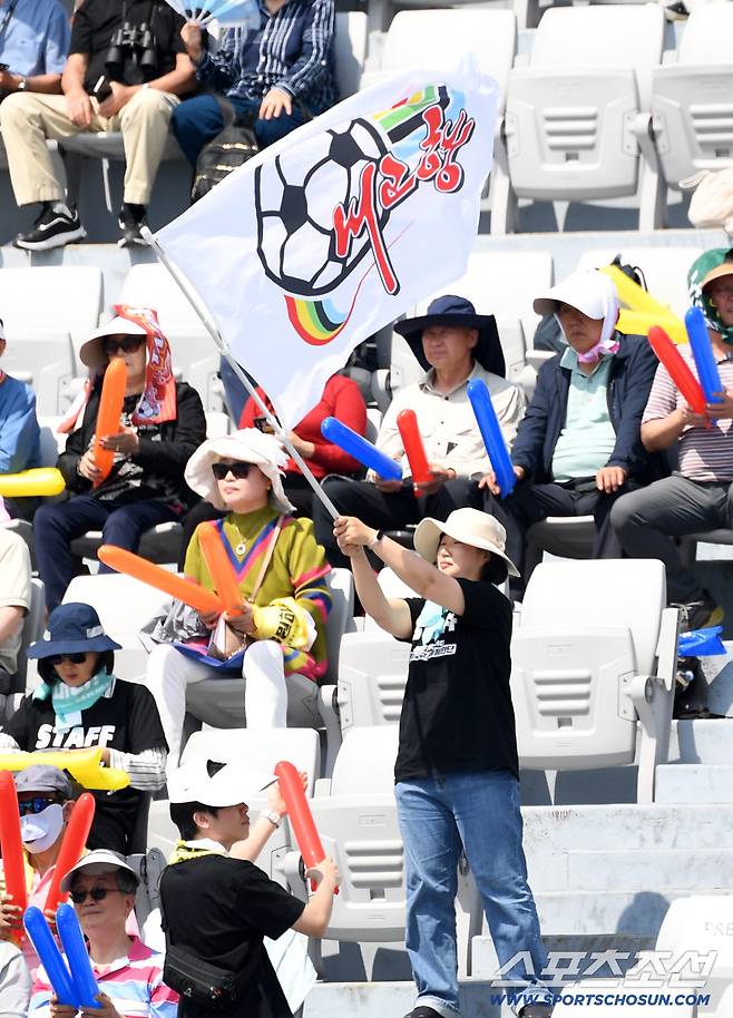 23일 수원종합운동장에서 열린 2025-2026시즌 아시아축구연맹(AFC) 여자 챔피언스리그(AWCL) 평양 내고향여자축구단과 도쿄 베르디 벨레자의 결승전. 내고향여자축구단을 응원하는 축구 팬들. 수원=박재만 기자 pjm@sportschosun.com/2026.05.23/