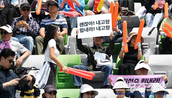 23일 수원종합운동장에서 열린 2025-2026시즌 아시아축구연맹(AFC) 여자 챔피언스리그(AWCL) 평양 내고향여자축구단과 도쿄 베르디 벨레자의 결승전. 내고향여자축구단을 응원하는 축구 팬들. 수원=박재만 기자 pjm@sportschosun.com/2026.05.23/