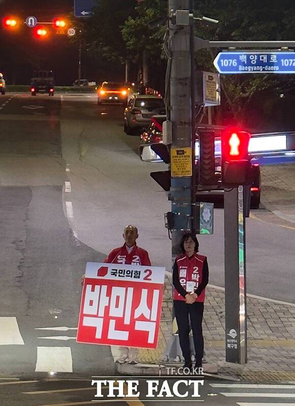 박민식 국민의힘 부산 북구갑 국회의원 재보궐선거 후보와 배우자 배정혜 씨가 21일 구포대교 앞에서 선거운동을 하고 있다. /박민식 페이스북