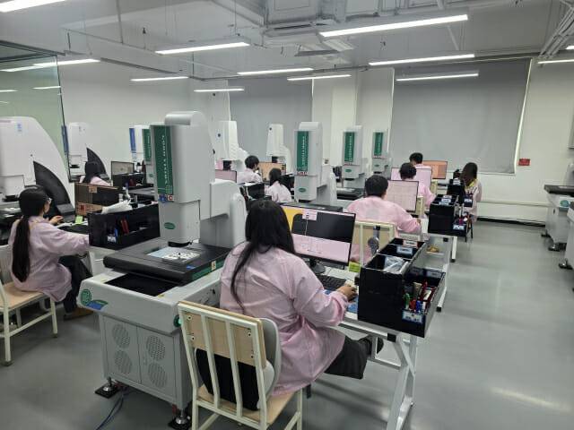 중국 선전에 위치한 샥즈 랩. 연구원들이 테스트를 진행 중이다.(사진=지디넷코리아)