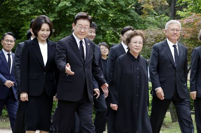 이재명 대통령 부부, 권양숙 여사, 문재인 전 대통령이 23일 경남 김해 봉하마을에서 열린 고 노무현 전 대통령 서거 17주기 추도식에 입장하고 있다. 2026.5.23 연합뉴스