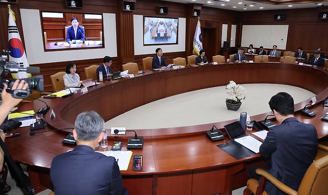 구윤철 경제부총리 겸 재정경제부 장관이 22일 서울 종로구 정부서울청사에서 열린 비상경제본부 회의 겸 경제관계장관회의·국가창업시대 전략회의 및 부동산관계장관회의에서 모두발언을 하고 있다. /뉴스1