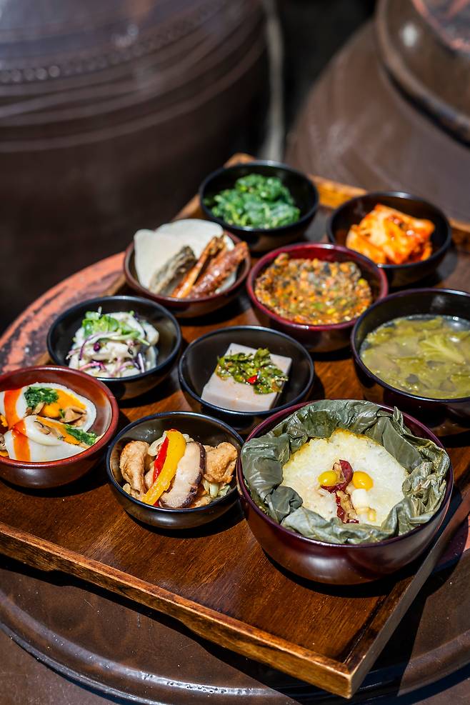 '자연바루'의 대표 메뉴인 '연잎밥정식'. 연잎밥에 근대국을 비롯해 8가지 반찬이 곁들여진다. 사찰음식과 수행으로 병을 이겨낸 대안 스님은 "수행하는 사람이 만들어내는 사찰음식은 바깥 음식에 지친 속을 정화시켜주는 기능을 한다"고 했다. / 이신영 영상미디어 기자