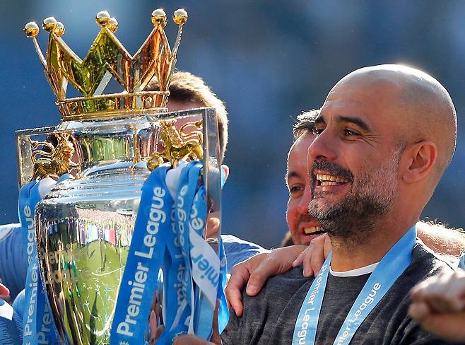 <YONHAP PHOTO-6872> FILE - Manchester City coach Pep Guardiola lifts the English Premier League trophy after the English Premier League soccer match between Brighton and Manchester City at the AMEX Stadium in Brighton, England, Sunday, May 12, 2019. Manchester City defeated Brighton 4-1 to win the championship. (AP Photo/Frank Augstein, File) FILE PHOTO/2026-05-22 21:35:25/<저작권자 ⓒ 1980-2026 ㈜연합뉴스. 무단 전재 재배포 금지, AI 학습 및 활용 금지>