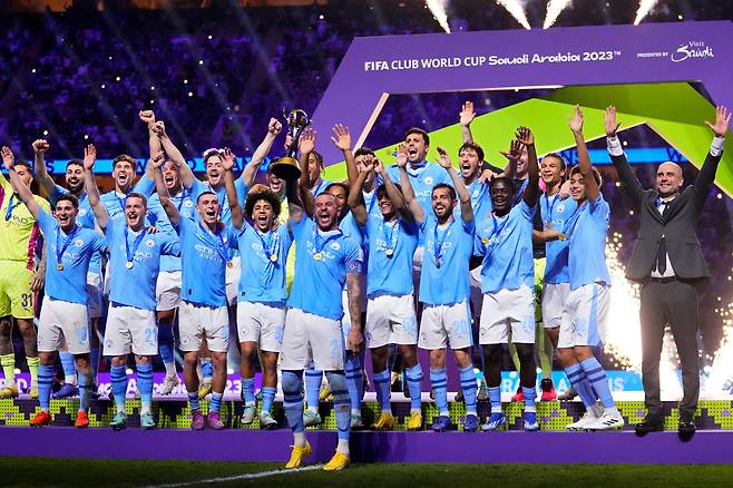 <YONHAP PHOTO-6866> FILE - Manchester City's Kyle Walker, center, lifts the trophy as players and coach Pep Guardiola, right, celebrate at the end of the Soccer Club World Cup final match between Manchester City FC and Fluminense FC at King Abdullah Sports City Stadium in Jeddah, Saudi Arabia, Friday, Dec. 22, 2023. Manchester City won 4-0. (AP Photo/Manu Fernandez, File) FILE PHOTO/2026-05-22 21:35:23/<저작권자 ⓒ 1980-2026 ㈜연합뉴스. 무단 전재 재배포 금지, AI 학습 및 활용 금지>