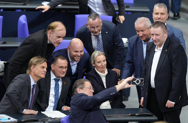 2025년 1월 29일 ‘독일을위한대안’(AfD) 소속 의원들이 반이민 정책 관련 결의안을 채택한 뒤 기념촬영을 하고 있다. ⓒ독일 매체 DPA 홈페이지 캡처