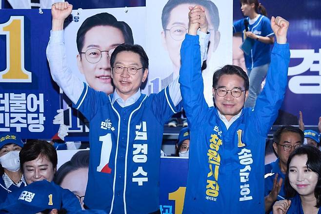 김경수 더불어민주당 경남지사 후보(왼쪽)와 같은 당 송순호 창원시장 후보가 21일 오후 창원시 상남분수광장에서 열린 출정식에서 선거 승리를 다짐하고 있다. 김경수 후보측 제공.