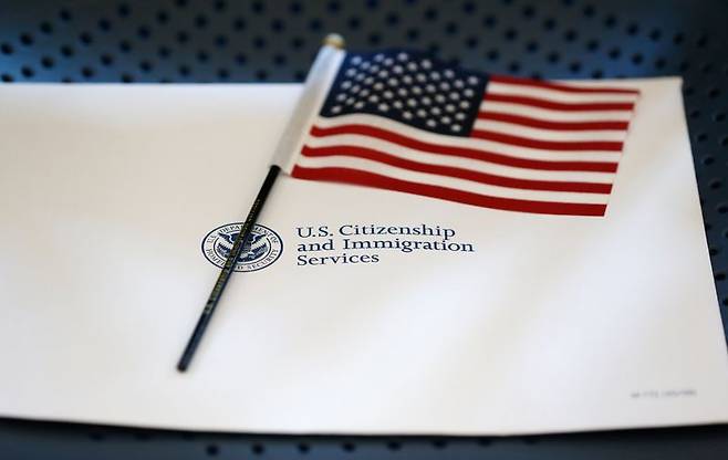미국 이민국(USCIS)이 22일(현지시간) 영주권은 반드시 고국에서만 신청하도록 규정을 바꾸기로 했다. AP 뉴시스