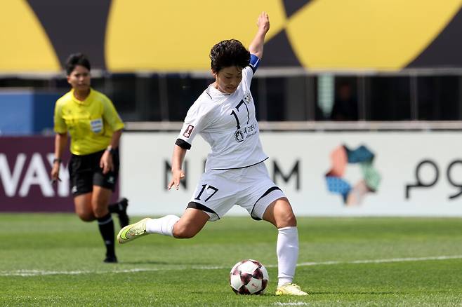 23일 경기 수원시 장안구 수원종합운동장에서 열린 202-2026 아시아축구연맹(AFC) 여자 챔피언스리그(AWCL) 북한 내고향여자축구단과 도쿄 베르디 벨레자의 경기. 내고향여자축구단 김경영이 슛하고 있다. 이 슛은 내고향의 우승윽 확정하는 유일한 득점이 되었다. 김영원 기자 forever@hani.co.kr
