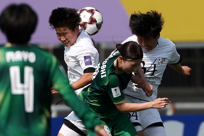 23일 경기 수원시 장안구 수원종합운동장에서 열린 202-2026 아시아축구연맹(AFC) 여자 챔피언스리그(AWCL) 북한 내고향여자축구단과 도쿄 베르디 벨레자의 경기에서 선수들이 헤더 경합을 벌이고 있다. 김영원 기자 forever@hani.co.kr